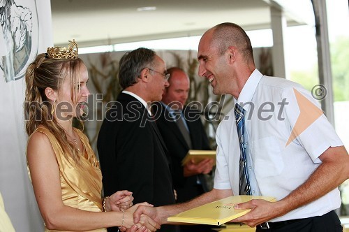 Andreja Erzetič, Vinska kraljica Slovenije 2010 in Janez Erjavec, direktor Pomurskega sejma ter ...