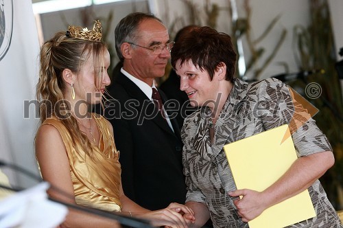 Andreja Erzetič, Vinska kraljica Slovenije 2010 in Janez Erjavec, direktor Pomurskega sejma ter ...