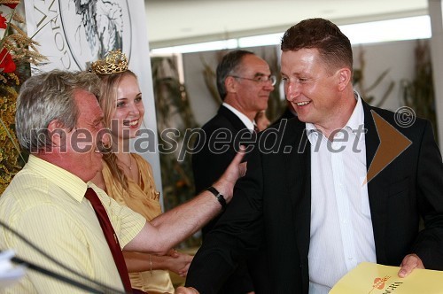 dr. Mojmir Wondra, predsednik ocenjevalne komisije in Andreja Erzetič, Vinska kraljica Slovenije 2010 ter Danilo Steyer, vinogradništvo Steyer vina