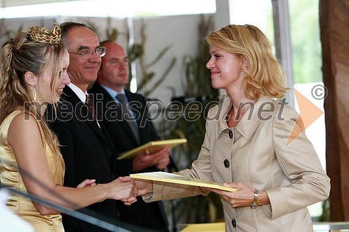 Andreja Erzetič, Vinska kraljica Slovenije 2010 in Janez Erjavec, direktor Pomurskega sejma ter ...