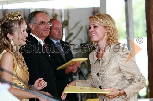 Andreja Erzetič, Vinska kraljica Slovenije 2010 in Janez Erjavec, direktor Pomurskega sejma ter ...