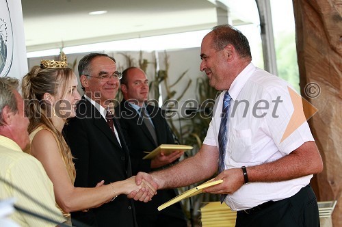 Andreja Erzetič, Vinska kraljica Slovenije 2010 in Janez Erjavec, direktor Pomurskega sejma ter Tone Pezdirc, vodja Vinske kleti Kmetijske zadruge Metlika