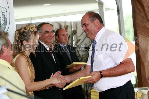 Andreja Erzetič, Vinska kraljica Slovenije 2010 in Janez Erjavec, direktor Pomurskega sejma ter Tone Pezdirc, vodja Vinske kleti Kmetijske zadruge Metlika