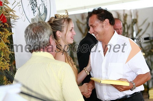 dr. Mojmir Wondra, predsednik ocenjevalne komisije in Andreja Erzetič, Vinska kraljica Slovenije 2010 ter predstavnik Vina Koper