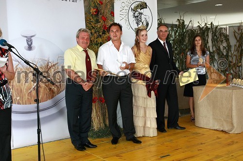 dr. Mojmir Wondra, predsednik ocenjevalne komisije in predstavnik Vina Koper ter Andreja Erzetič, Vinska kraljica Slovenije 2010 in Janez Erjavec, direktor Pomurskega sejma ter ...