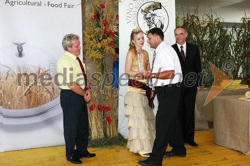 dr. Mojmir Wondra, predsednik ocenjevalne komisije in Andreja Erzetič, Vinska kraljica Slovenije 2010 ter Jože Prus, Vinska klet Prus in Janez Erjavec, direktor Pomurskega sejma