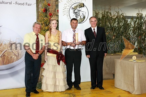 dr. Mojmir Wondra, predsednik ocenjevalne komisije in Andreja Erzetič, Vinska kraljica Slovenije 2010 ter Jože Prus, Vinska klet Prus in Janez Erjavec, direktor Pomurskega sejma