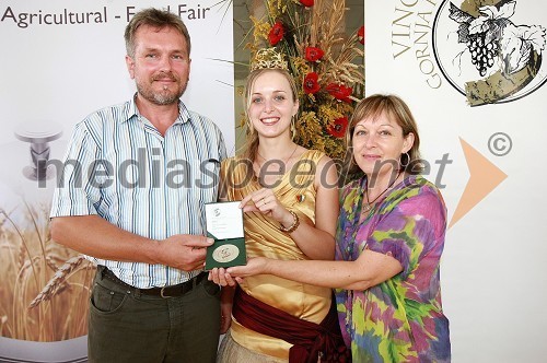 Andreja Erzetič, Vinska kraljica Slovenije 2010 in oče Miro ter mama Jolanka