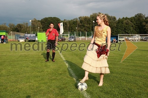 Robi Vukan, glavni sodnik in Andreja Erzetič, Vinska kraljica Slovenije 2010