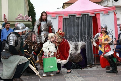 Člani srednjeveške mečevalske skupine Merlet, mladi obiskovalec in Jasmina Černela, AJM