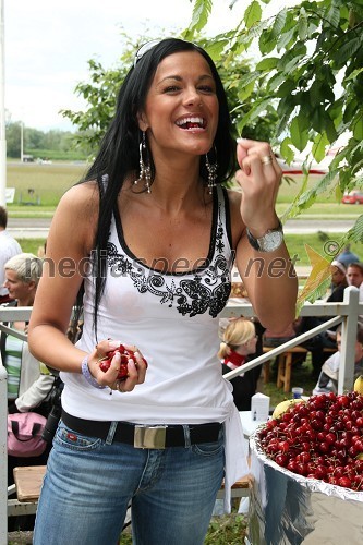 Rebeka Dremelj, Miss Slovenije 2001 in pevka