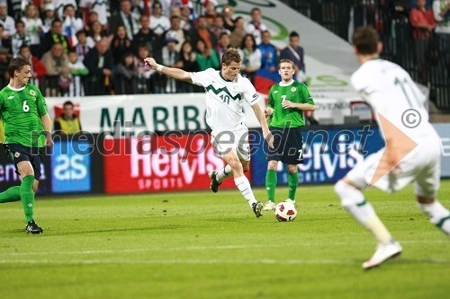 Valter Birsa, član slovenske nogometne reprezentance, Severno Irska nogometna reprezentanta in Milivoje Novakovič, član slovenske nogometne reprezentance