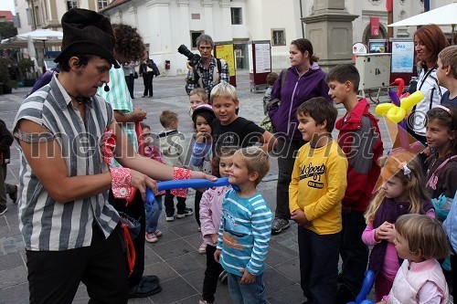 Član skupine Čupakabra in gledalci