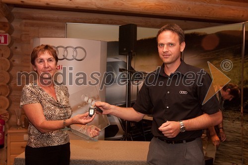 Irena Jakopič, zmagovalka Audi Ladies Cup 2010 in Franci Bolta, direktor avtomobilske znamke Audi pri Porsche Slovenija