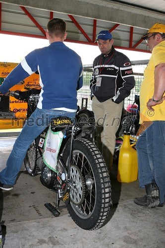 Matej Žagar (Slovenija) na motorju in Armando Castagna (Italija)