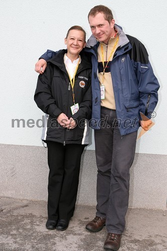 Violeta Freeland, predsednica AMD Krško in Peter Prašnički fotograf in zadožen za marketing pri AMD Krško