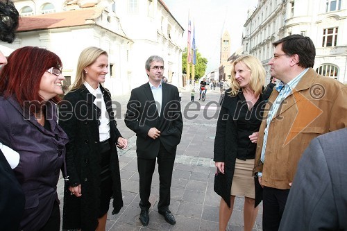 ..., Katarina Kresal, ministrica za notranje zadeve, ... ter dr. Vlado Dimovski, profesor na Ekonomski fakulteti v Ljubljani in Petra Lesjak Mandl 
