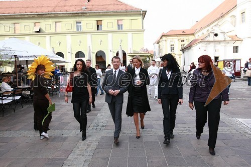 Tomaž Orešič, kandidat za župana Mestne občine Maribor s soprogo Tijano, Katarina Kresal, ministrica za notranje zadeve, Nataša Matijevič, sekretarka LDS Maribor in Marjana Kreitner, predsednica LDS Maribor	
