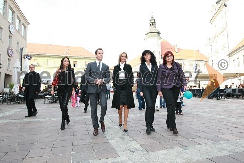 Tomaž Orešič, kandidat za župana Mestne občine Maribor s soprogo Tijano, Katarina Kresal, ministrica za notranje zadeve, Nataša Matijevič, sekretarka LDS Maribor in Marjana Kreitner, predsednica LDS Maribor	
