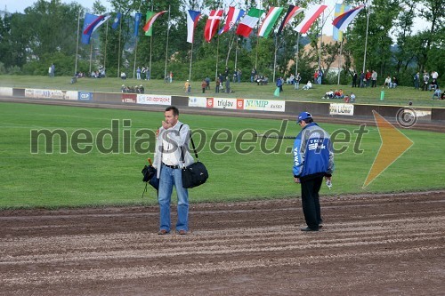 Andrej Matjašec glavni sodnik dirke pri ogledu steze in Zvonko Pavlic bivši speedwayist