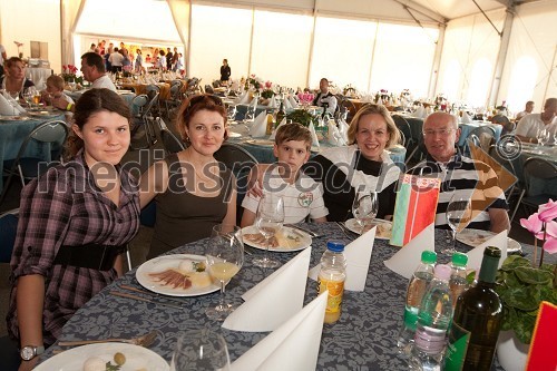 Lyudmila Klebanovich, first Secretary na beloruski ambasadi s Sloveniji, hči Ekaterina, , Alena Kupchyna, veleposlanica Belorusije v Sloveniji, sin Mikalai Yuksenks in Tone Prosenc, odvetnik