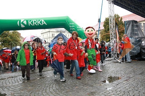 ..., Andreja Kračun, predsednica dobrodelnega združenja Koraki za korakce, ..., Jakec Korakec, ..., ..., ... in ...