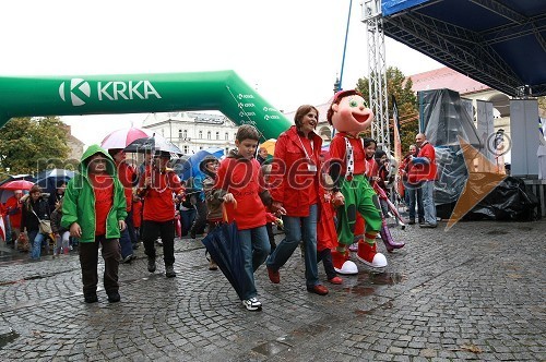 ..., Andreja Kračun, predsednica dobrodelnega združenja Koraki za korakce, ..., Jakec Korakec, ..., ..., ... in ...