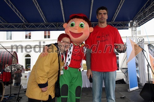 Zdenka Križanič, podpredsednica dobrodelnega združenja Koraki za korakce, Jakec Korakec in Bor Greiner, odgovorni urednik Radia City