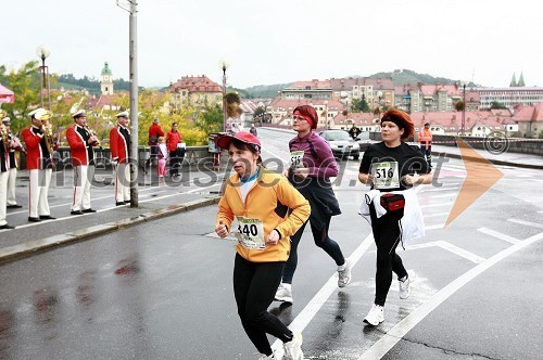 ... in Mateja Jevšnik, maratonka (515) ter Simona Svanjak, maratonka (516)

