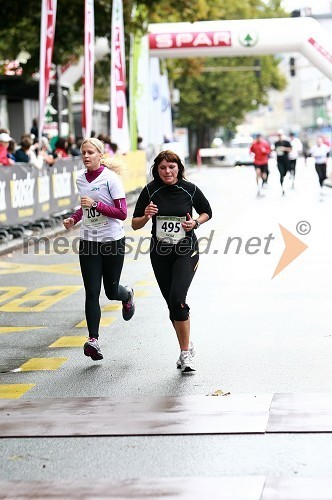 Anja Kolšek, maratonka (203) in Valerija Taciga, maratonka (495)