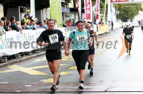 Davorin Petrovič, maratonec (308) in Melita Petrovič, maratonka (309) ter Andrej Merčnik, maratonec (518)