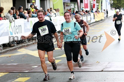 Davorin Petrovič, maratonec (308) in Melita Petrovič, maratonka (309) ter Andrej Merčnik, maratonec (518)