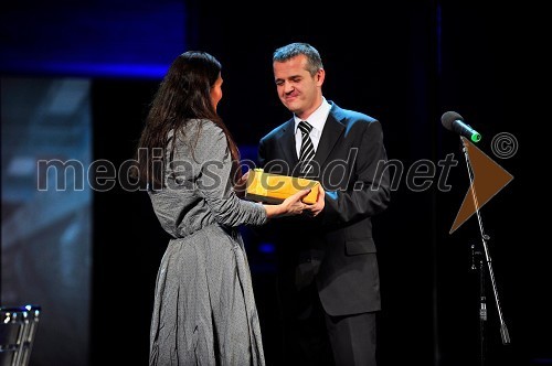 Pia Zemljič, igralka in dobitnica Večerove nagrade za najboljše igralske dosežke v gledališki sezoni 2009/10 in  Uroš Skuhala, direktor in odgovorni urednik medijev ČZP Večer d.d. 





 	



