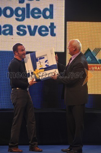 Dejan Zavec, svetovni prvak v velterski kategoriji po verziji IBF in Janez Ajlec, lastnik družinskega podjetja AJM d.o.o
