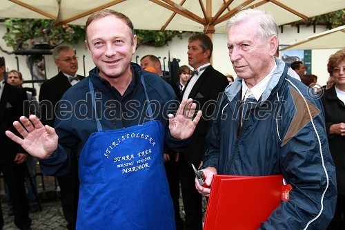 Predaja poslov, predpasnika in vinarskih škarij med starim in novim mestnim viničarjem - Stanislav Kocutar in Tone Zafošnik