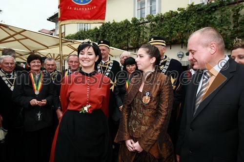 Ksenja Arbeiter, nova mariborska vinska kraljica, Anja Jamšek, stara mariborska vinska kraljica in Franc Kangler, župan MOM