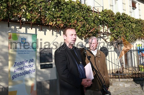 Stanislav Kocutar, odgovorni urednik Radia Maribor ter novi mestni viničar in Tone Zafošnik, častni mestni viničar