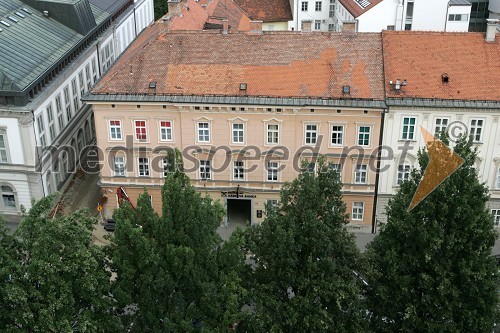 Pogled na Maribor iz zvonika Stolne cerkve. Stavba Krekove banke, Slomškov trg Maribor