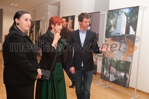 mag. Barbara Ravnik, direktorica Narodnega muzeja Slovenije, Majda Širca, ministrica za kulturo in Matevž Čelik, direktor Muzeja za arhitekturo in oblikovanje