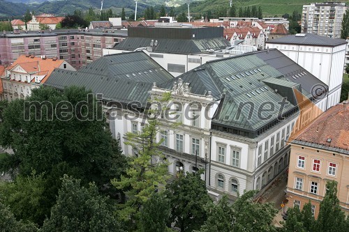 Pogled na Maribor iz zvonika Stolne cerkve. Slovensko narodno gledališče, Slomškov trg Maribor