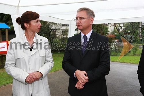 Barbara Požun, ravnateljica Viških vrtcev in Matjaž Južnič, direktor podružnice Ljubljana Nove KBM