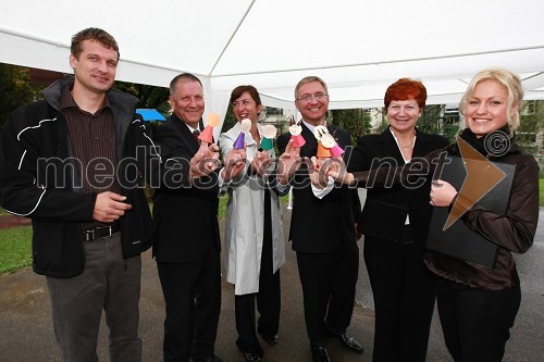 Marko Lipovž, predstavnik podjetja Euromix, d.o.o., Vladimir Brezavšček, član uprave podjetja Tosama d.d., Barbara Požun, ravnateljica Viških vrtcev, Matjaž Južnič, direktor podružnice Ljubljana Nove KBM, Ana Potočnik, vodja odseka za predšolsko vzgojo ter Urška Vahtar, povezovalka programa