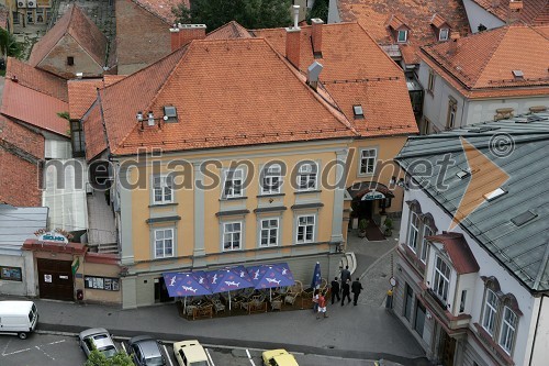 Pogled na Maribor iz zvonika Stolne cerkve. Restavracija Toti Rotovž, Slomškov trg Maribor