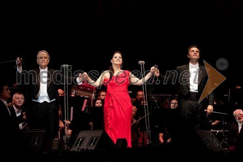 José Carreras,tenorist, Celina Byrne, operna pevka in David Giménez, dirigent