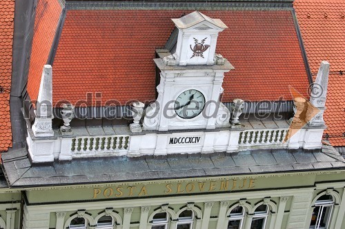 Pogled na Maribor iz zvonika Stolne cerkve. Streha glavne pošte, Slomškov trg