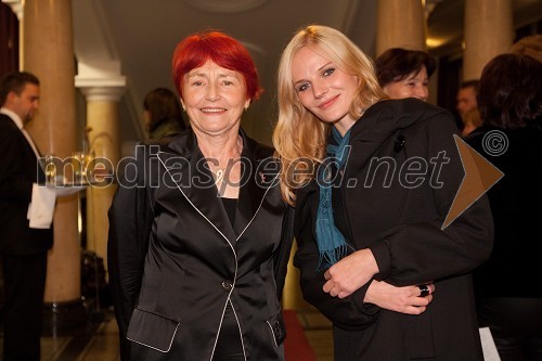 Mojca Senčar, Slovenka leta 2005 ter predsednica Slovenskega združenja za boj proti raku dojk in Eva Moškon, pevka