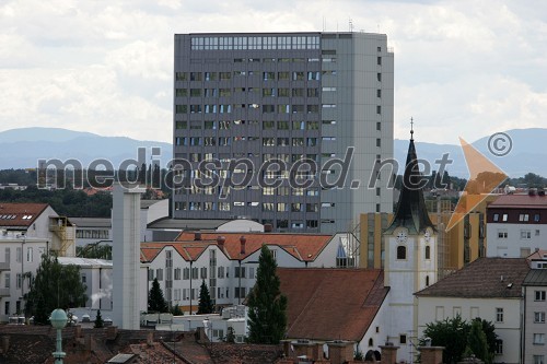 Pogled na Maribor iz zvonika Stolne cerkve. Splošna bolnišnica Maribor