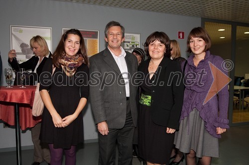 dr Maja Remškar, kandidatka za znanstvenico leta 2010 z družino: Lucija, Franjo in Marija