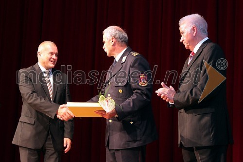 Franc Kangler, župan Mestne občine Maribor, predstavnik Prostovoljnega gasilskega društva Pekre ter prejemniki listine mesta Maribor in Karl Midlil, predsednik Komisije mestnega sveta Mestne občine Maribor za priznanje in nagrade
	