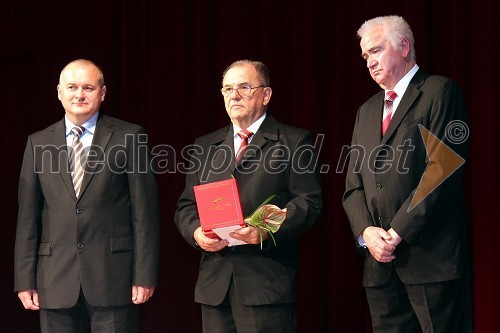 Franc Kangler, župan Mestne občine Maribor, Stanislav Brglez, prejemnik zlatega grba mesta Maribor in Karl Midlil, predsednik Komisije mestnega sveta Mestne občine Maribor za priznanje in nagrade